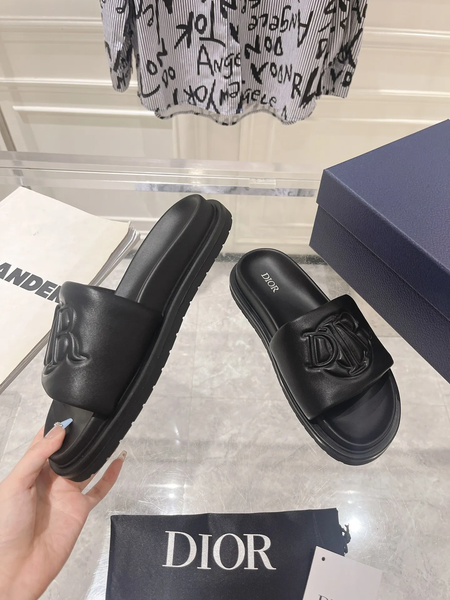 👟👟Ex-factory price 420👟👟 #Men's top version 𝐃𝐈𝐎𝐑# Dior's new men's summer slippers 🔥Purchase the original development Alias ​​sandals are new products in 2024. They are a leisurely and exquisite work. The upper is made of imported denim ➕ calfskin 🔥 Original molded rubber outsole provides the best comfort 🔥 ✔️Size: #38-46